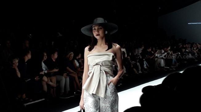 CottonInk menggandeng 4 publik figur, termasuk Dian Sastro, untuk berkolaborasi di Jakarta Fashion Week 2019. (Suara.com/Risna Halidi)