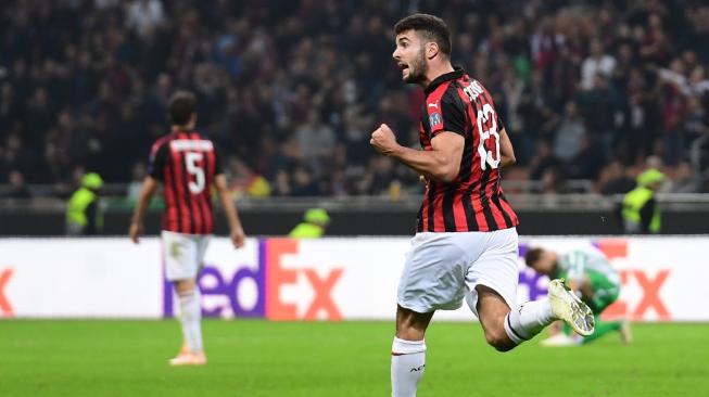 Pemain depan AC Milan asal Patrick Cutrone merayakan golnya setelah mencetak gol ke gawang Real Betis selama pertandingan Grup F Liga antara AC Milan melawan Real Betis di Stadion San Siro, Milan, Italia, Kamis (25/10). [AFP/Miguel MEDINA]