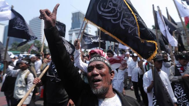 Pengunjuk rasa mengikuti Aksi Bela Tauhid di depan Gedung Kantor Kemenko Polhukam, Jakarta, Jumat (26/10). [Suara.com/Muhaimin A Untung]