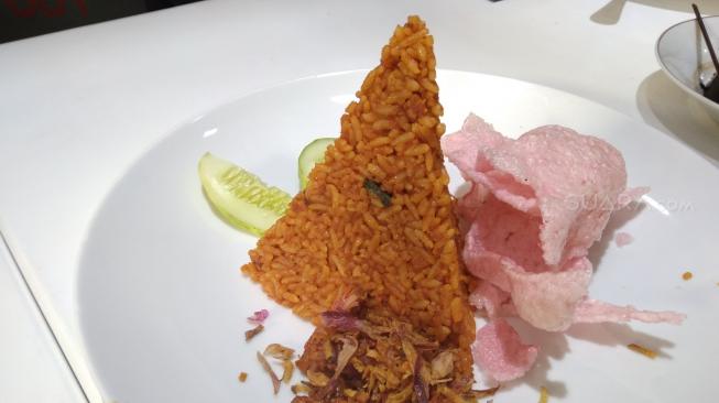 Nasi Goreng Rendang, salah satu kuliner otentik Aceh Barat di Ki-re Haus. (Suara.com/Firsta Nodia)