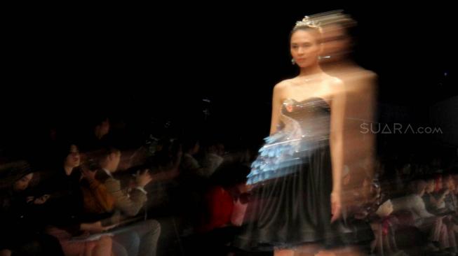 Model saat menampilkan karya desainer muda Italian Fashion School pada acara Jakarta Fashion Week (JFW) Senayan, Jakarta Pusat, Jum'at (26/10). (Suara.com/Fakhri Hermansyah)