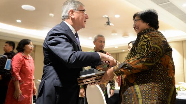 Menteri LHK, Siti Nurbaya dan wakil dari Uni Eropa (UE). (Dok: KLHK)