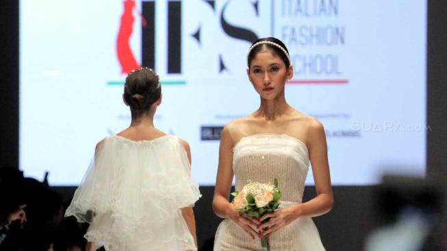 Model saat menampilkan karya desainer muda Italian Fashion School pada acara Jakarta Fashion Week (JFW) Senayan, Jakarta Pusat, Jum'at (26/10). (Suara.com/Fakhri Hermansyah)