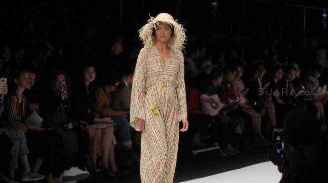 Model saat menampilkan karya desainer muda Italian Fashion School pada acara Jakarta Fashion Week (JFW) Senayan, Jakarta Pusat, Jum'at (26/10). (Suara.com/Fakhri Hermansyah)