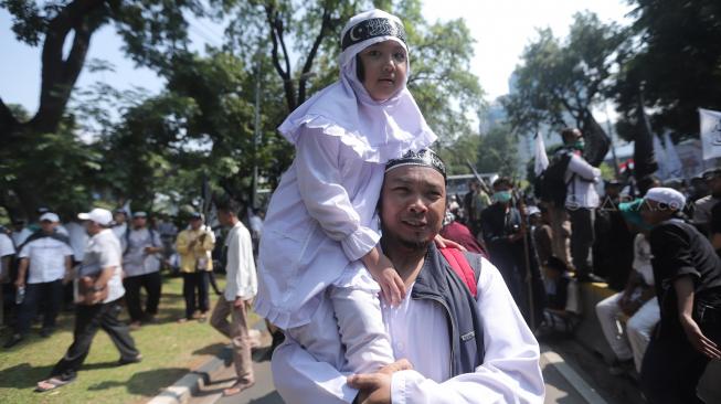 Pengunjuk rasa mengikuti Aksi Bela Tauhid di depan Gedung Kantor Kemenko Polhukam, Jakarta, Jumat (26/10). [Suara.com/Muhaimin A Untung]