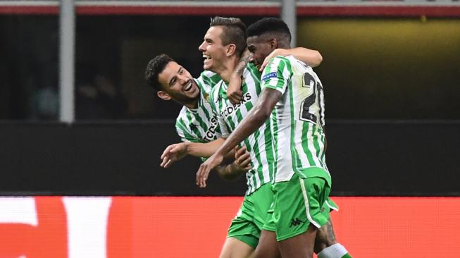 Pemain tengah Real Betis Giovani Lo Celso merayakan golnya usai mencetak gol kedua timnya ke gawang Ac Milan selama pertandingan Grup F Liga Europa antara AC Milan melawan Real Betis di Stadion San Siro, Milan, Italia, Kamis (25/10). [AFP/Miguel MEDINA]