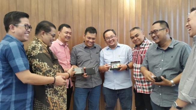 Peduli Keselamatan Pengendara Motor, FifGroup Bagikan Kotak P3K