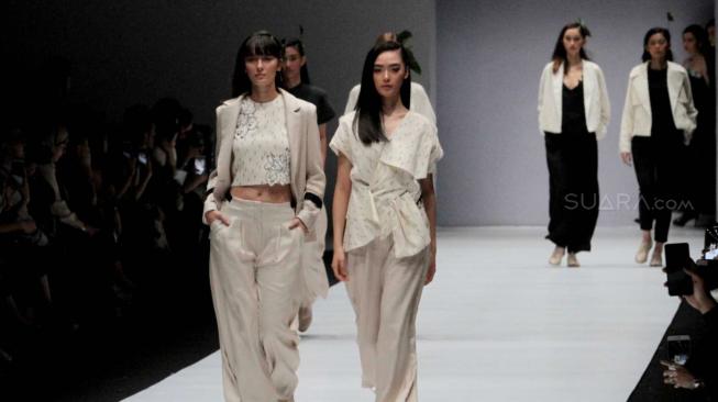 Sejumlah model saat menampilkan karya kolaborasi Fashionlinkx #BLCKVNUE pada JFW 2019 di Senayan, Jakarta Pusat, Jum'at (26/10).(Suara.com/Fakhri Hermansyah) 