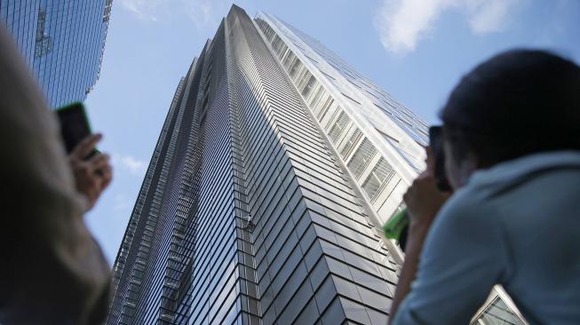 Pendaki Prancis Alain Robert, yang juga dikenal sebagai "Spider-Man", memanjat bagian Menara Heron di distrik keuangan London, Inggris, Kamis (25/10). [AFP/Daniel LEAL-OLIVAS]