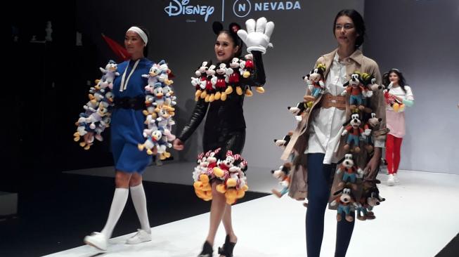 Sandra Dewi dan Boneka Mickey Mouse Jalan Bareng di JFW 2019