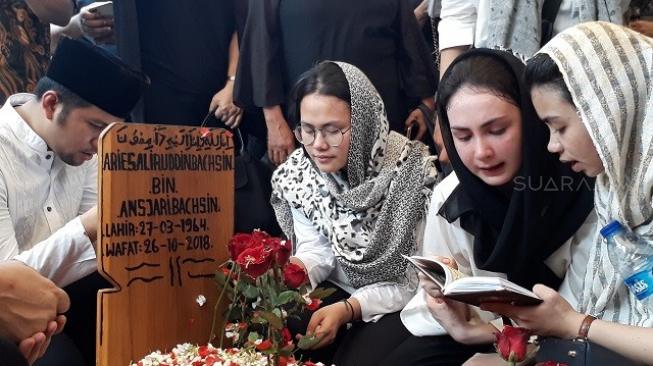 Arumi Bachsin saat mengantarkan sang ayah ke tempat peristirahatan terakhirnya di TPU Kebon Nanas, Jakarta Timur, Jumat (26/10/2018). [Wahyu Tri Laksono/Suara.com]