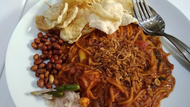 Mie Aceh Kerang, salah satu kuliner otentik Aceh Barat di Ki-re Haus. (Suara.com/Firsta Nodia)