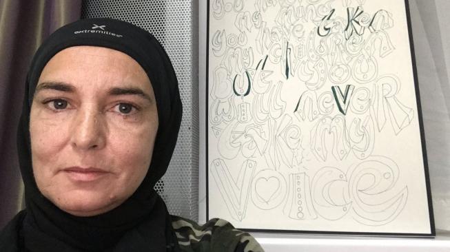 Sinead O'Connor masuk Islam dan berhijab. (Twitter)