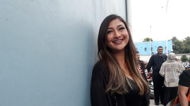 Sarah Azhari Akhirnya Angkat Bicara Terkait Kabar Rahma Azhari Kena Santet di Los Angeles
