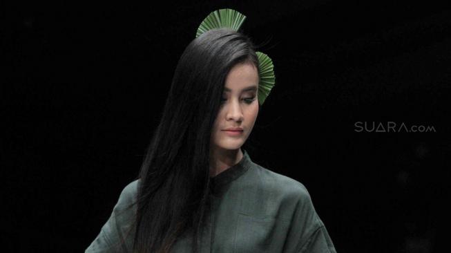 Sejumlah model saat menampilkan karya kolaborasi Fashionlinkx #BLCKVNUE pada JFW 2019 di Senayan, Jakarta Pusat, Jum'at (26/10).(Suara.com/Fakhri Hermansyah) 