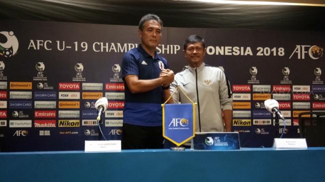 Pelatih Jepang U-19 Masanaga Kageyama (kiri) dan Pelatih timnas Indonesia U-19 Indra Sjafri jelang bentrok kedua kesebelasan di babak perempat final Piala Asia U-19 2018 [Suara.com.Adie Prasetyo Nugraha].