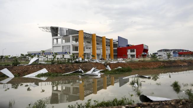 Atap tribun arena dayung Jakabaring Sport City (JSC) porak-poranda dilanda angin puting beliung, Palembang, Sumatera Selatan, Sabtu (27/10/2018). ANTARA FOTO/Nova Wahyudi