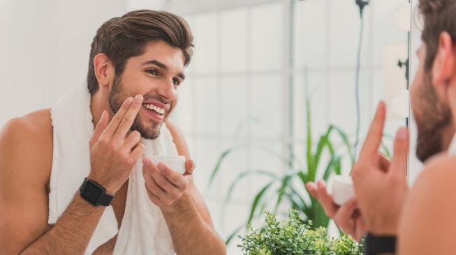 Ilustrasi Lelaki Gunakan Skincare [Shutterstock]