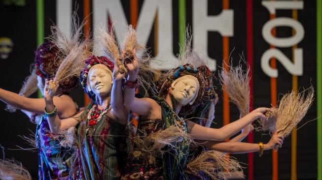 Penampilan penari topeng dari Bambang Besur dan Semarak Candrakirana saat tampil pada International Mask Festival 2018 di Prangwedanan Mangkunegaran, Solo, Jawa Tengah, Jumat (26/10). ANTARA FOTO/Mohammad Ayudha