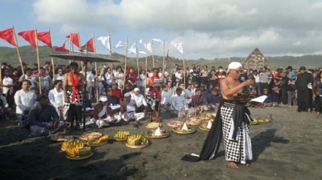 Salah satu ritual acara Labuhan Sakti Nuswantara yang digelar di Pantai Parangkusumo, Bantul, Kamis (25/10 - 2018). (Harian Jogja/Rahmat Jiwandono)