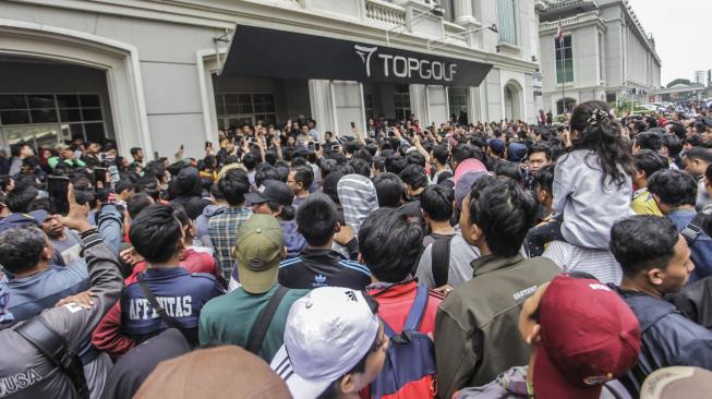 Sejumlah warga antre untuk mendapatkan tiket pertandingan perempat final Piala Asia U-19 antara Indonesia dan Jepang di The Bellezza Permata Hijau, Jakarta, Sabtu (27/10). ANTARA FOTO/Muhammad Adimaja