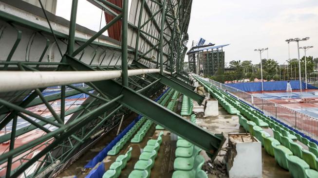 Tribun arena tenis lapangan yang berada di Jakabaring Sport City (JSC) ambruk dilanda angin puting beliung, Palembang, Sumatera Selatan, Sabtu (27/10/2018). ANTARA FOTO/Nova Wahyudi