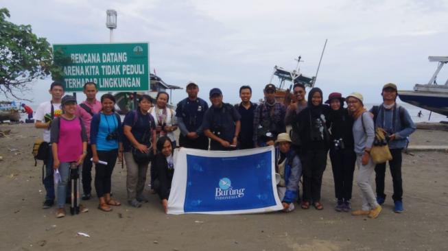 Para anggota Burung Indonesia melakukan pengamatan bersama yang dilakukan rutin  [Dok Burung Indonesia].