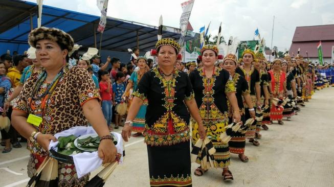 Sebanyak 2.230 penari menyajikan tari Hudoq dari siang sampai menjelang pagi hari. (Dok: Kemenpar)