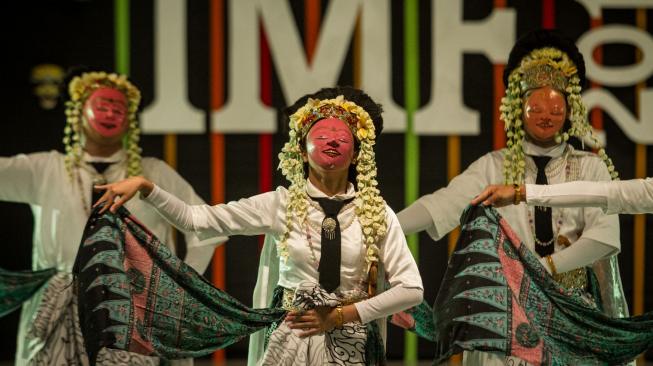 Penampilan penari dari Lelana Dance Bandung saat tampil membawakan tari topeng berjudul "Gunem Wadasan Nopeng" pada International Mask Festival 2018 di Prangwedanan Mangkunegaran, Solo, Jawa Tengah, Jumat (26/10). ANTARA FOTO/Mohammad Ayudha