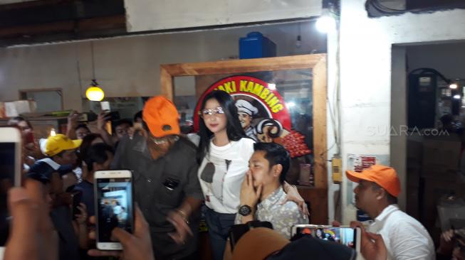 Dewi Perssik adakan konferensi pers soal perseteruan dengan keponakan [Suara.com/Wahyu Tri Laksono].