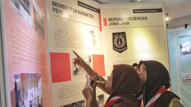 Pengunjung mengamati koleksi yang dipajang di Museum Sumpah Pemuda di daerah Kwitang, Jakarta Pusat, Minggu (28/10). (Suara.com/Fakhri Hermansyah) 