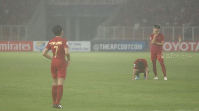 Pesepak bola Timnas Indonesia U-19 meluapkan kesedihannya saat kalah dalam pertandingan melawan Jepang dalam babak perempat final Piala Asia U-19 di Stadion Utama Gelora Bung Karno, Senayan, Jakarta, Minggu (28/10/2018). [Suara.com/Muhaimin A Untung]