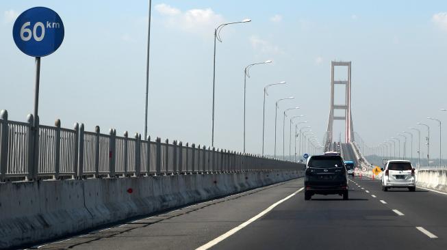 Suasana Jembatan Suramadu di Surabaya, Jawa Timur, Sabtu (27/10).  [ANTARA FOTO/Zabur Karuru]