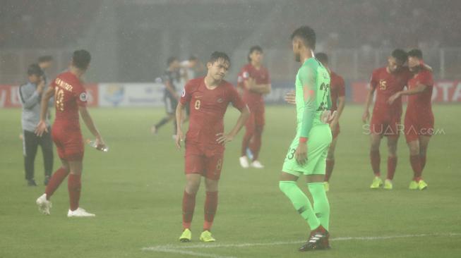 Pesepak bola Timnas Indonesia U-19 meluapkan kesedihannya saat kalah dalam pertandingan melawan Jepang dalam babak perempat final Piala Asia U-19 di Stadion Utama Gelora Bung Karno, Senayan, Jakarta, Minggu (28/10/2018). [Suara.com/Muhaimin A Untung]