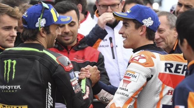 Pebalap Repsol Honda Marc Marquez (kanan) dan pebalap Monster Yamaha Tech 3 Johann Zarco (kiri) bersalaman setelah meraih pole positin di MotoGP Australia 2018. William WEST / AFP