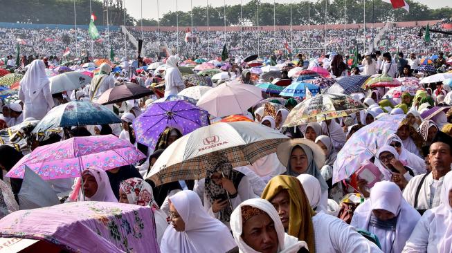 Ribuan warga Nahdliyin mengikuti Istighosah Kubro di Gelora Delta Sidoarjo, Jawa Timur, Minggu (28/10).