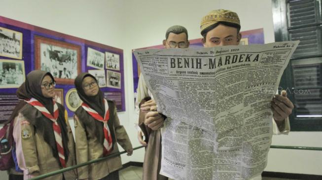 Pengunjung mengamati koleksi yang dipajang di Museum Sumpah Pemuda di daerah Kwitang, Jakarta Pusat, Minggu (28/10).  (Suara.com/Fakhri Hermansyah) 