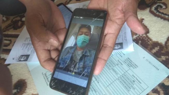 Deryl Fida Febrianto (22), salah satu penumpang Lion Air JT 610, yang jatuh di perairan Karawang, Jawa Barat, Senin (29/10/2018) pagi, sempat mengirimkan foto kepada keluarganya sebelum pesawat nahas tersebut lepas landas. [Suar.com/Dimas Angga P]