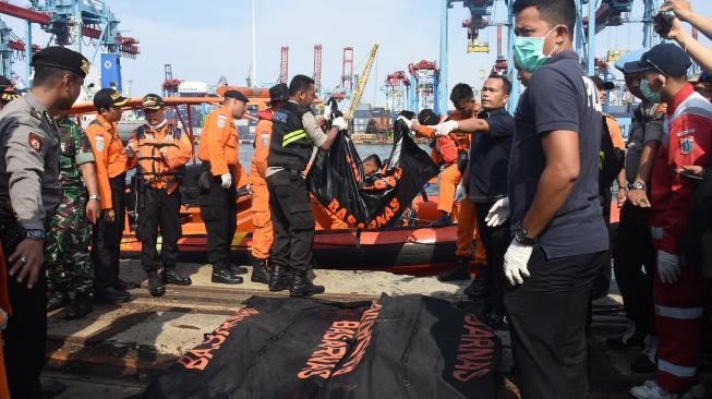 Petugas gabungan mengevakuasi jenazah awak pesawat Lion Air JT 610 di Pelabuhan Tanjung Priok, Jakarta, Senin (29/10).  [ANTARA FOTO/Indrianto Eko Suwarso]