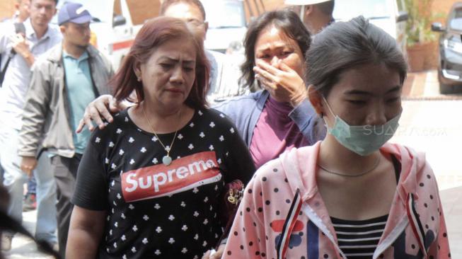 Anggota keluarga yang keluarganya menjadi salah satu penumpang pesawat Lion Air JT-610 mendatangi ruang Crisis Center untuk melakukan proses pengambilan data antemortem di Posko Utama jatuhnya Pesawat Lion Air di Bandara Soekarno Hatta, Tangerang, Banten, Senin (29/10). (Suara.com/Fakhri Hermansyah)