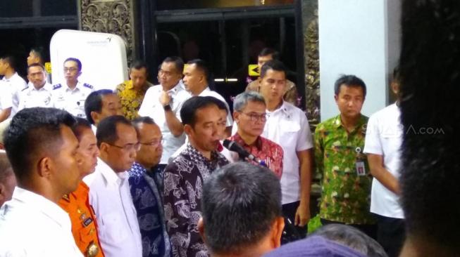 Depan Keluarga Korban, Jokowi Minta 24 Jam Evakuasi Lion Air