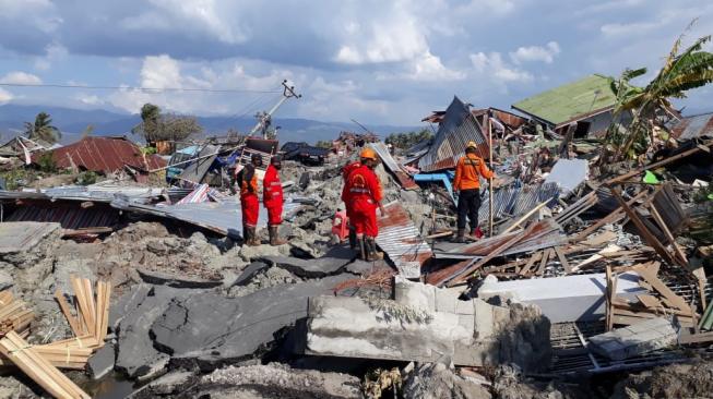 Brigade Pengendalian Kebakaran Hutan dan Lahan KLHK, Manggala Agni turut dalam upaya penyelamatan dan pendistribusian bantuan di Palu-Donggala. (Dok: KLHK)