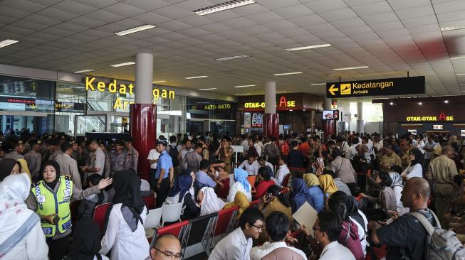 Sejumlah anggota keluarga korban jatuhnya pesawat Lion Air JT-610 rute Jakarta-Pangkal Pinang berada di ruang kedatangan Bandara Depati Amir, Pangkalpinang, Bangka Belitung (29/10). [ANTARA FOTO/Yuli Savitri]
