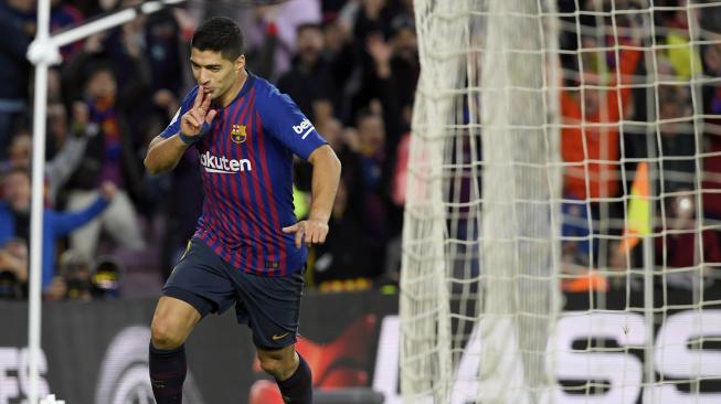 Pemain Barcelona Luis Suarez merayakan golnya saat pertandingan sepak bola liga Spanyol antara Barcelona melawan Real Madrid di Stadion Camp Nou, Barcelona, Spanyol, Rabu (28/10). [AFP/LLUIS GENE]