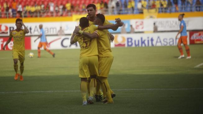 Selebrasi pemain Sriwijaya FC, Rizky Dwi Rahmadana, Alan Heindrique, dan Beto Goncalvez merayakan pesta gol atas Perseru Serui di Stadion Gelora Sriwijaya Jakabaring (GSJ), Palembang, Senin (29/10/2018). (Suara.com/Andiko Tungga Alam)  