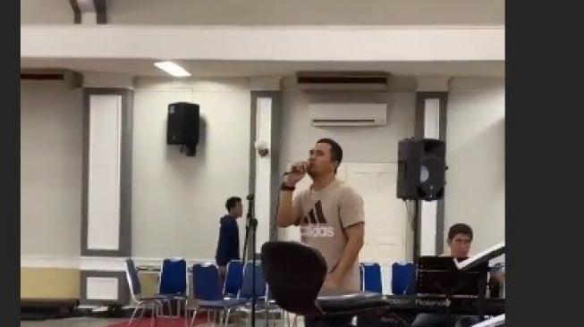 Saipul Jamil latihan nyanyi bareng orkestra [Instagram/ramawidi]