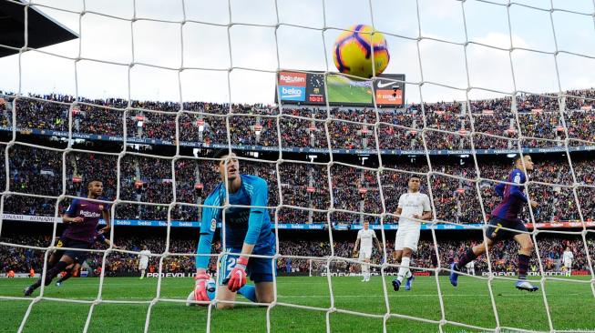 Pemain Barcelona Philippe Coutinho mencetak gol saat pertandingan sepak bola liga Spanyol antara Barcelona melawan Real Madrid di Stadion Camp Nou, Barcelona, Spanyol, Rabu (28/10). [AFP/Josep LAGO]