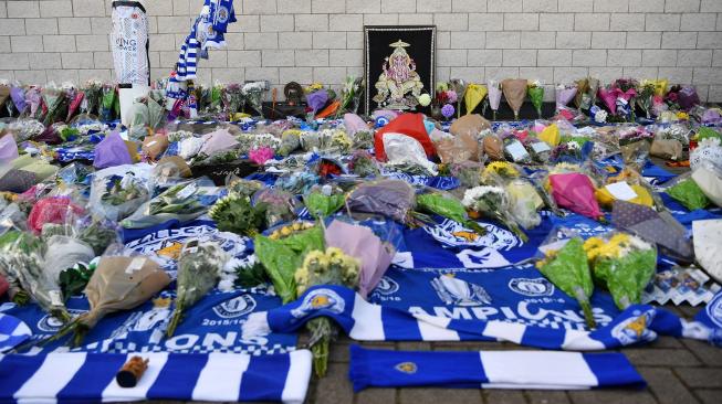 Suasana di luar Stadion King Power Stadium, Leicester, Inggris, Minggu (28/10). [AFP/Ben STANSALL]