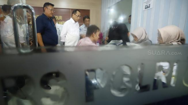 Menteri Perhubungan Budi Karya Sumadi saat meninjau RS Polri Kramat Jati, Jakarta, Selasa (30/10).  [Suara.com/Muhaimin A Untung] 