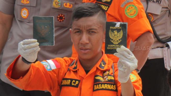 Petugas Basarnas memperlihatkan  identitas korban penumpang pesawat Lion Air JT 610 di Pelabuhan Tanjung Priok, Jakarta Utara, Selasa (30/10). (Suara.com/Fakhri Hermansyah) 